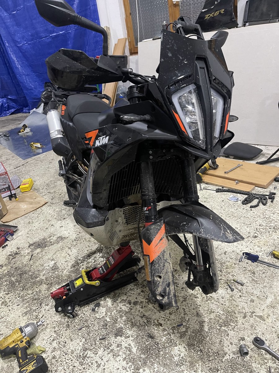 KTM Adventure на подъёмнике